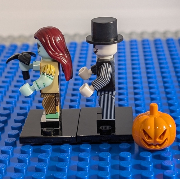 2 Minifigures- Jack and Sally Minifigures Nightmare Before Christmas Disney Toy - Picture 2 of 5